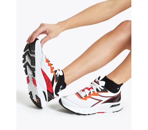 LØBESKO - KØB DIADORA MYTHOS BLUSHIELD VOLO 2